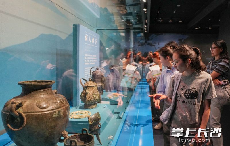 “湖南人——三湘历史文化陈列”经过改造升级后重新对公众开放，湖南青铜器总是观众的注意力所在。