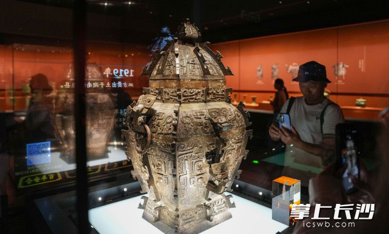 改造后的展厅进一步强化重点文物展示与互动传播。商代皿方罍配备全新的多媒体展柜，既提升整体展示效果，也便于观众通过数字化互动方式深入了解文物背后的历史内涵与文化故事。
