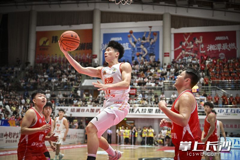 本场比赛，陈天灿回归，串联起球队进攻。均为长沙晚报全媒体记者 邹麟 余劭劼 摄影报道