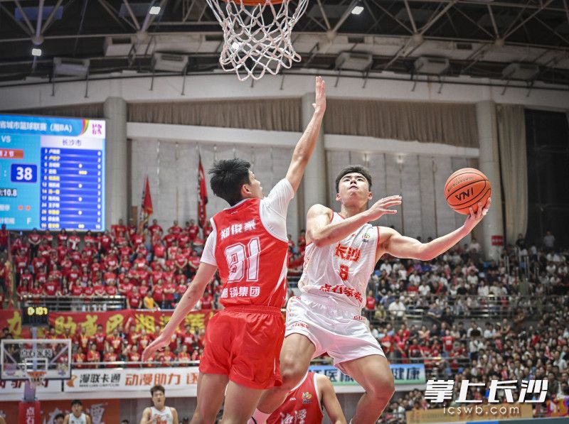 杨淇淞在比赛中上篮。