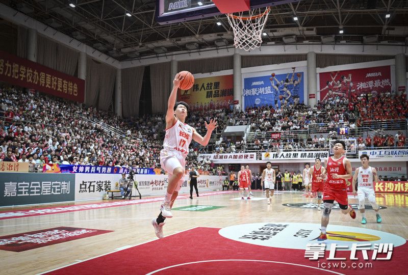 长沙队陈天灿上篮。