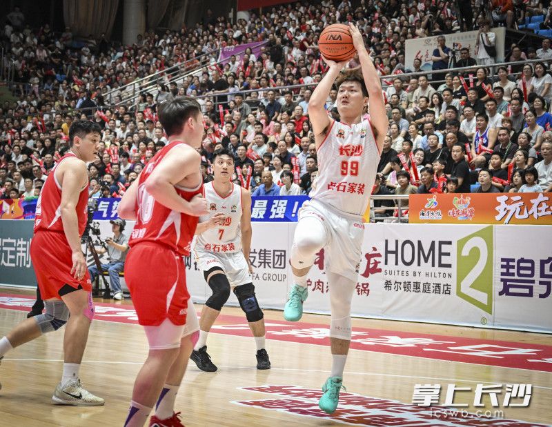 长沙队曹文锋跳投。
