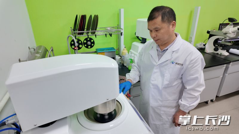 纳微创新实验室里，制样员正在加工样本。均为全媒体记者 曾灵 摄