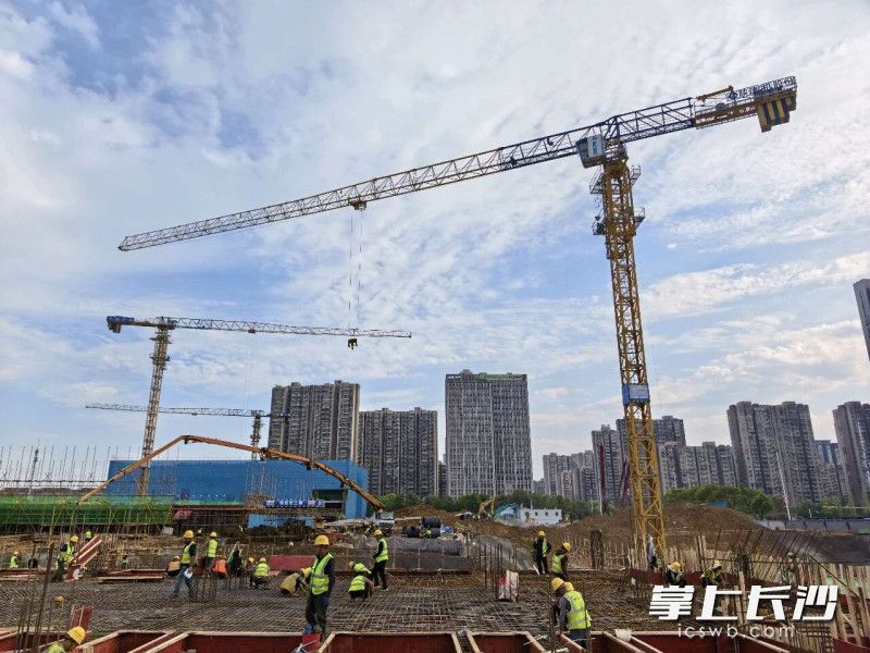 南雅中学（东校区）项目，圆满完成主体结构全面封顶。 均为通讯员 周永玲 曾敏 摄影报道