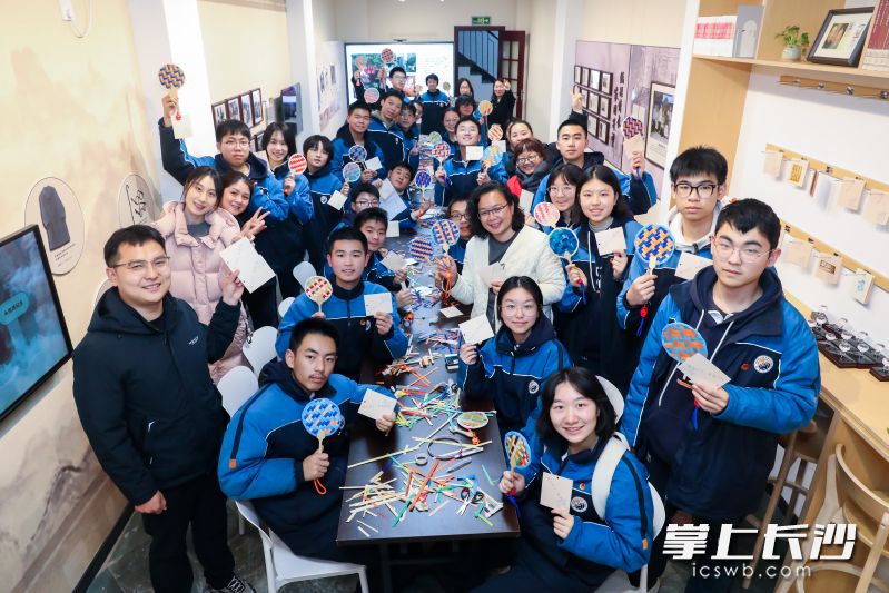 来自长郡中学的师生在李富春故居开展“行走的思政课堂”，体验竹编活动。