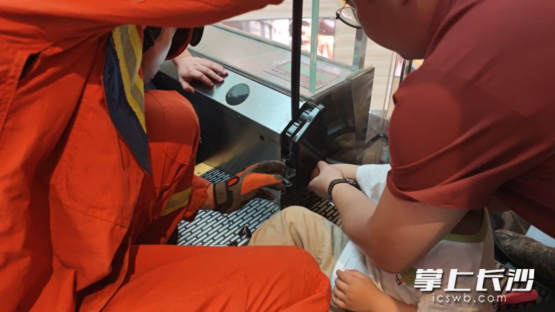 消防员正在进行救援。 长沙晚报通讯员 钟家乐 摄 消防员正在进行救援。 长沙晚报通讯员 钟家乐 摄