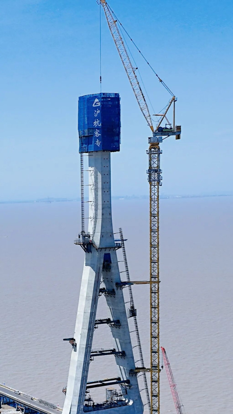 中联重科L630-50动臂塔机现场进行160号主塔吊装。中联重科供图