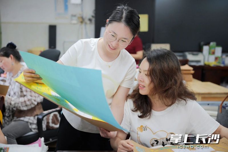 现场，初一年级全体教师细细品读学生写下的心里话。