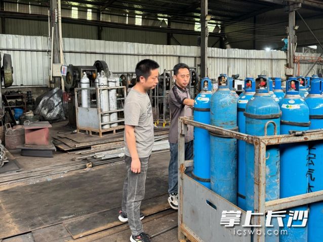 工作人员在开展隐患排查。  均为长沙晚报通讯员 向玲娅供图