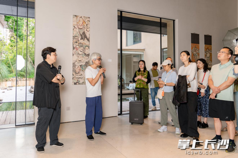 5月17日下午，“破晓·微光——周晓威当代造像艺术展”在长沙市岳麓区锦绣拾光启幕。