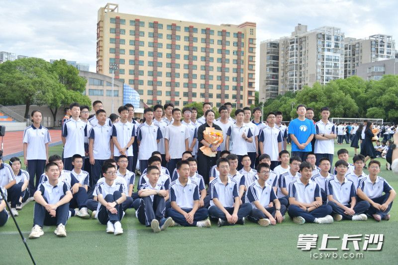 感谢班主任的日日守候，学生们和班主任亲切合影。