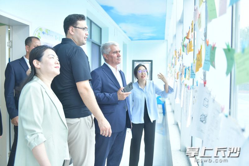 麓山国际学生心理健康中心，学生们的心理漫画作品吸引了乌兹别克斯坦客人们的目光。