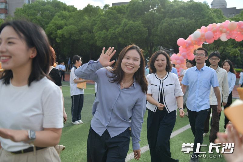 班主任们列队步入足球场。均为长沙晚报通讯员 唐婉欣 摄