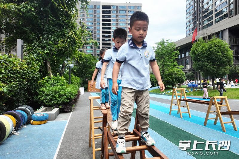 儿童在与同伴的交往互动中成长。
