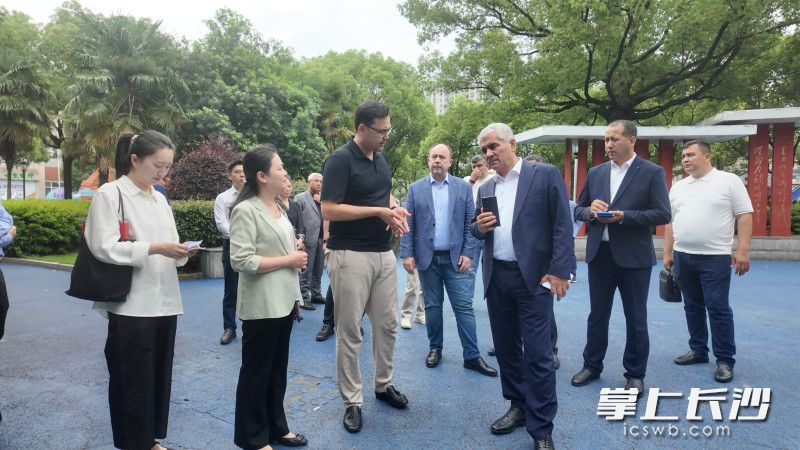 乌兹别克斯坦布哈拉州州长博蒂尔·扎里波夫率代表团一行走进长沙麓山国际实验学校。均为长沙晚报全媒体记者 张炎炎 通讯员 唐婉欣 摄影报道