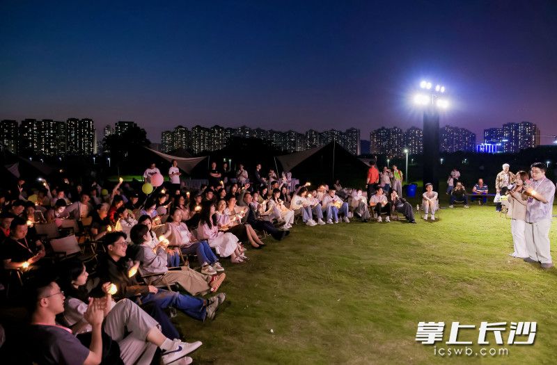 夜幕降临，青春大舞台的灯光亮起，青年人才踊跃上前展现自己。均为长沙晚报全媒体记者何文瑞摄