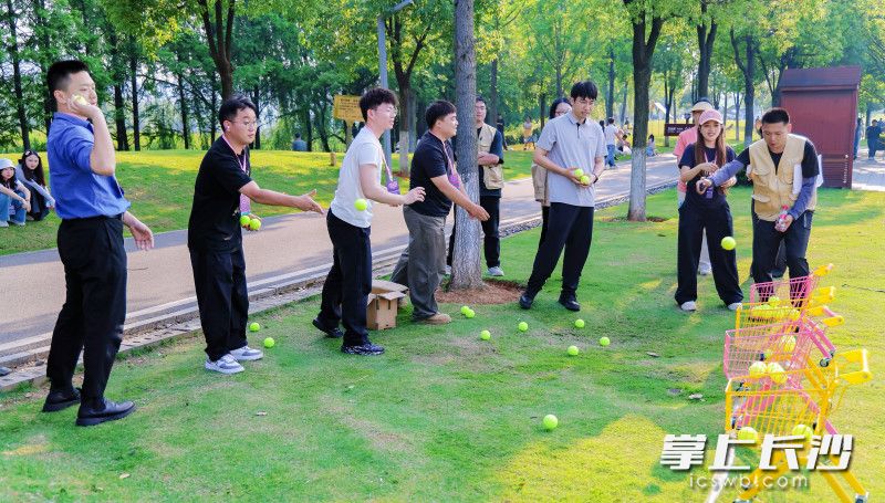 活动以“乐活向上”为主题，穿插众多趣味互动游戏。