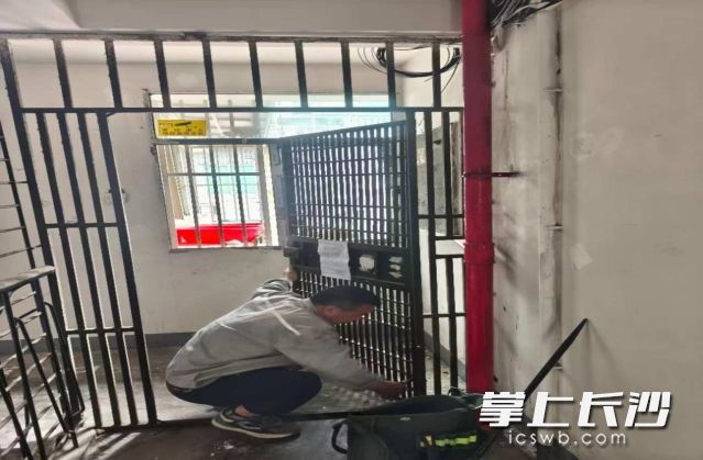 工作人员正在拆除铁门。 长沙晚报通讯员 孙溧供图