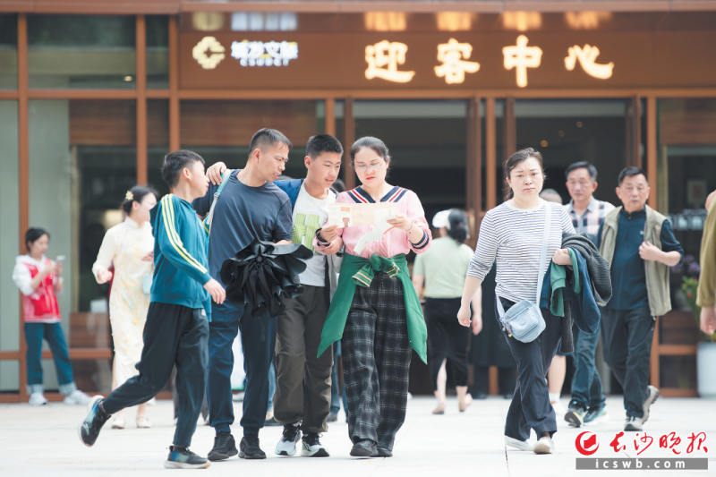 湖南省博物馆与湖南烈士公园“馆园融合”后，吸引了众多市民游客前来参观。图片来源于长沙晚报网