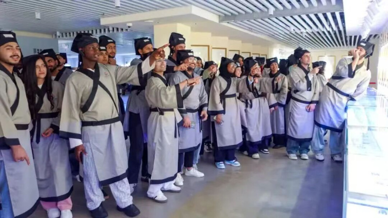 留学生参观宋丹汉字艺术博物馆，体验汉字之美。图片来源于博物馆