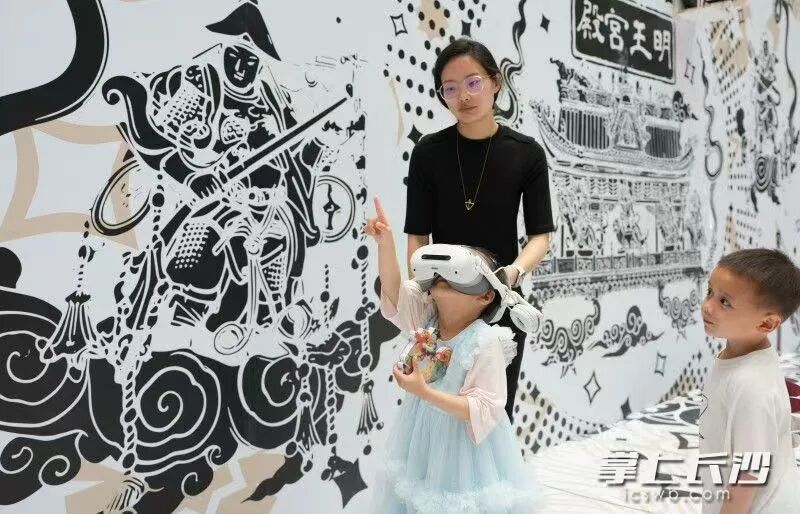 长沙博物馆用数字技术活化文物，跨越时空感受历史文化。图片来源于长沙晚报网