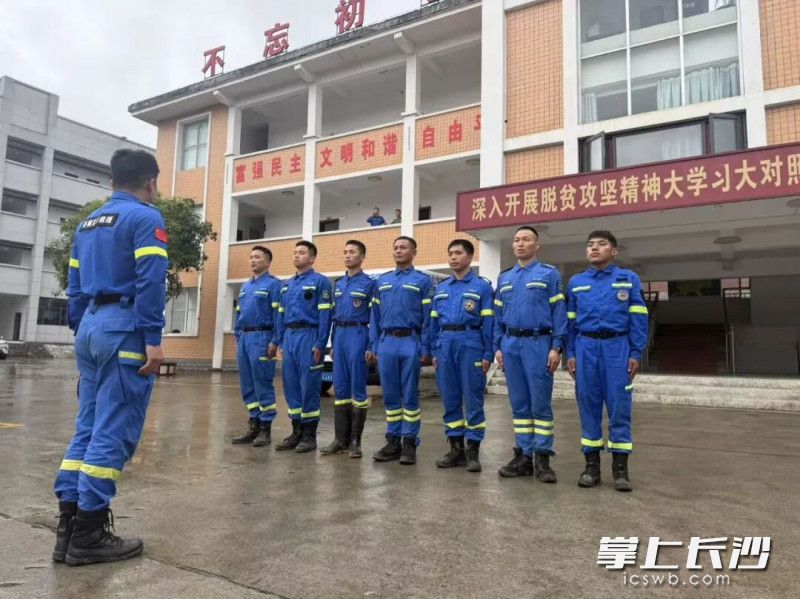 紧急集结驰援石门。 均由长沙晚报通讯员 桂生 供图