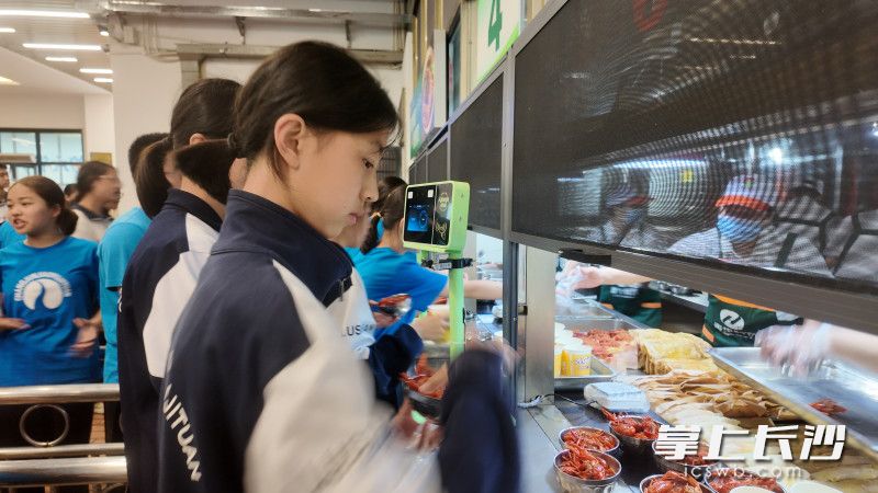 排队取餐的同学们领取免费小龙虾。均为长沙晚报全媒体记者 张炎炎 摄