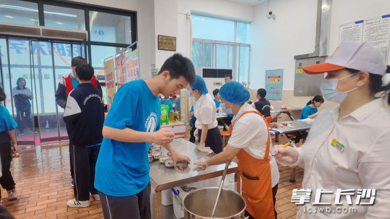 高三学生还能领取专属的营养汤，今天汤品是营养的墨鱼猪肚汤。