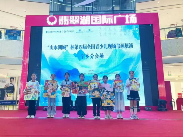活动现场展示作品。