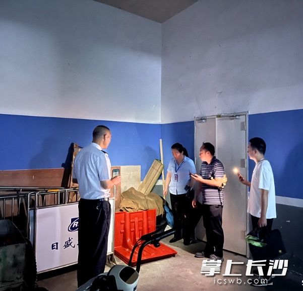 长沙县住房和城乡建设局工作人员在日盛湖湘花苑检查防汛物资。长沙晚报全媒体记者 李金 摄