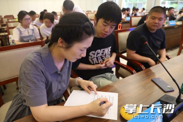 比赛现场气氛紧张有序。 比赛现场气氛紧张有序。
