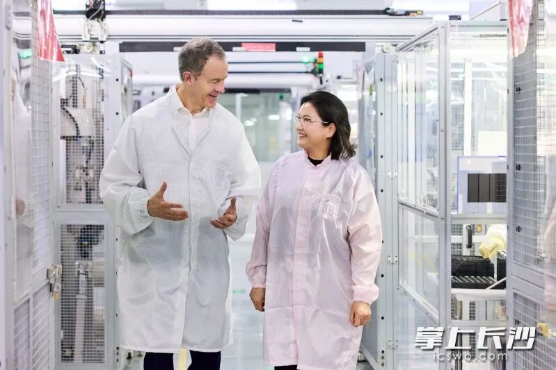 苹果首席运营官杰夫·威廉姆斯(左一)与蓝思科技董事长周群飞(右一)参观蓝思。企业 供图 苹果首席运营官杰夫·威廉姆斯(左一)与蓝思科技董事长周群飞(右一)参观蓝思。企业 供图
