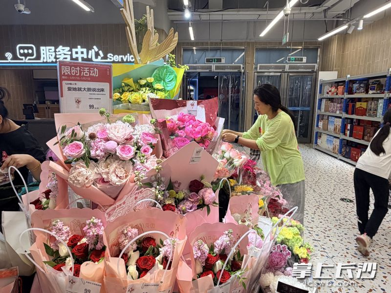 盒马鲜生门店内，消费者正在精心挑选花束。均为长沙晚报全媒体记者 贾凯清 摄