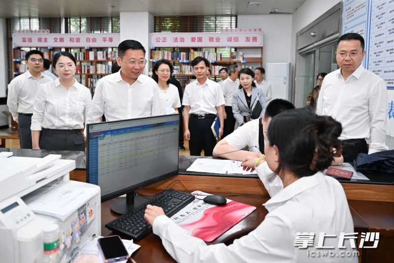 5月19日，市委副书记、市长陈博彰在市教育局调研。长沙晚报全媒体记者 王志伟 摄