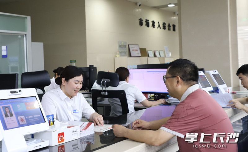 长沙市政务服务中心杨柳（左）为企业办事员提供暖心服务。长沙晚报通讯员 邹斌 供图