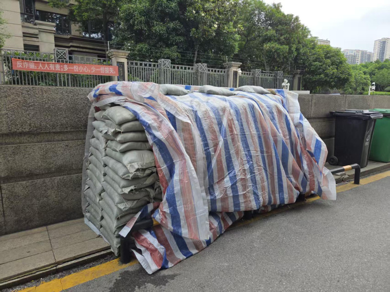 防汛沙袋码在墙边。