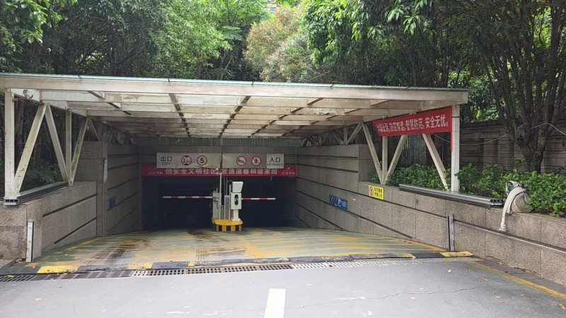 红橡华园车库入口旁放置防汛设备。均为长沙晚报全媒体记者 杨芸 摄