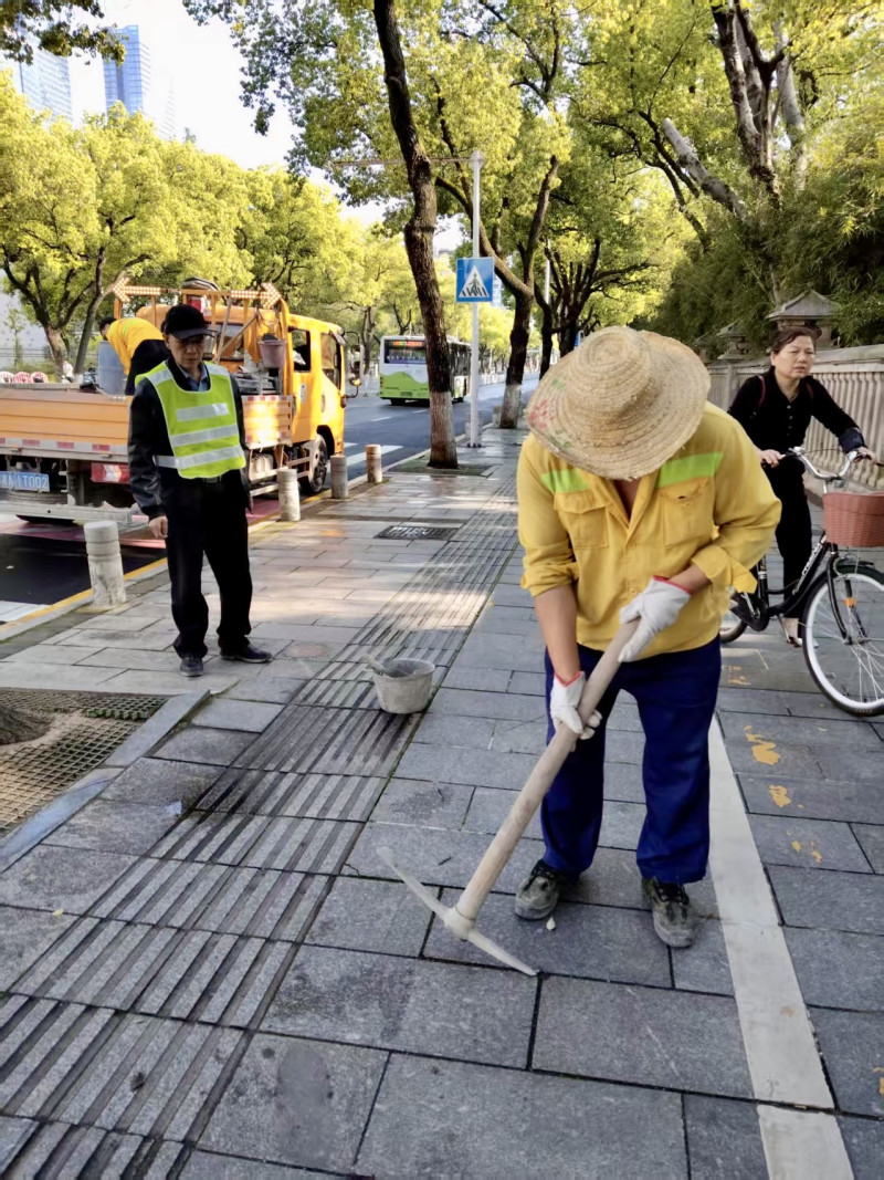 市政工人在东风路清除路面残留地钉。 均为长沙晚报通讯员 史静波 供图