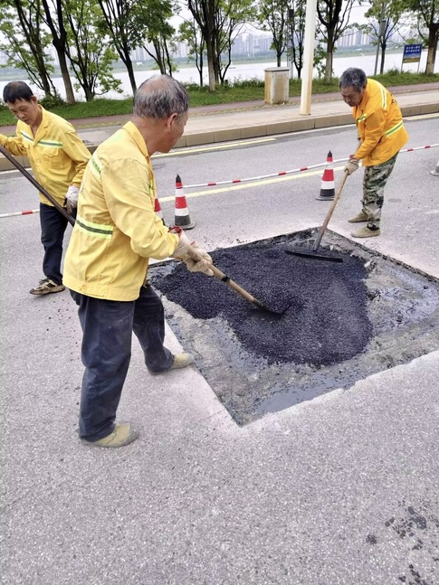 湘江北路上修复路面坑洞保安全。