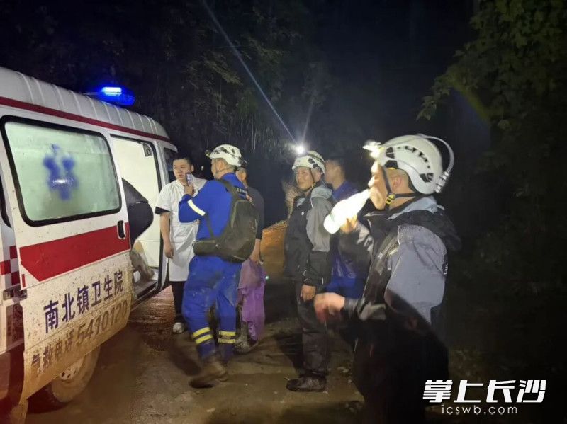 老人被顺利转移至救护点上,任务圆满完成。 老人被顺利转移至救护点上,任务圆满完成。