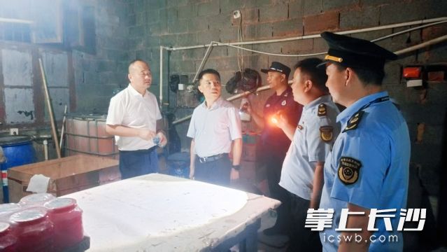非法加工固体燃料窝点。  均为长沙晚报通讯员 曾静供图