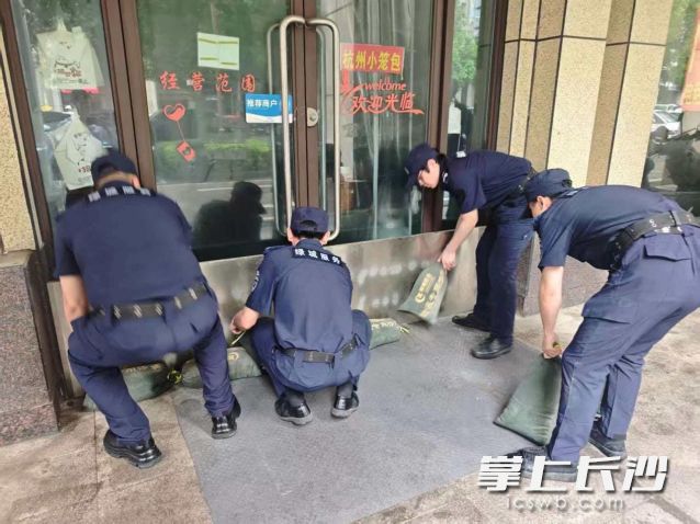 东瑞社区联合辖区物业进行防内涝演习。