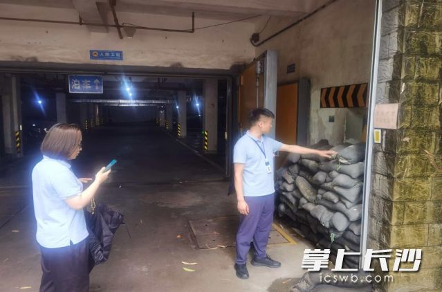 街道工作人员深入地下人防工程，对防汛沙袋物资进行清点查验。  均为长沙晚报通讯员 韦艺供图