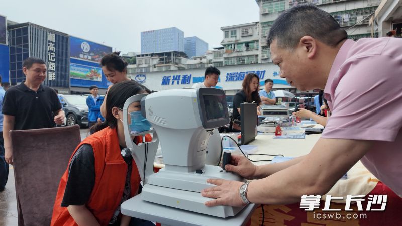 消费者在世界计量日主题宣传活动中体验验光服务。长沙晚报全媒体记者 周辉霞摄