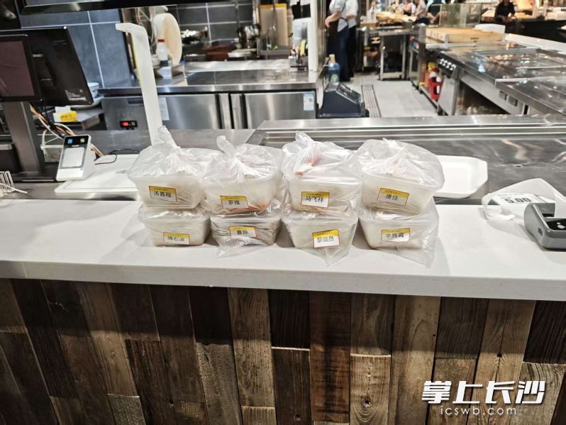 暖心饭菜静静等待从送餐路上归来的骑手们。