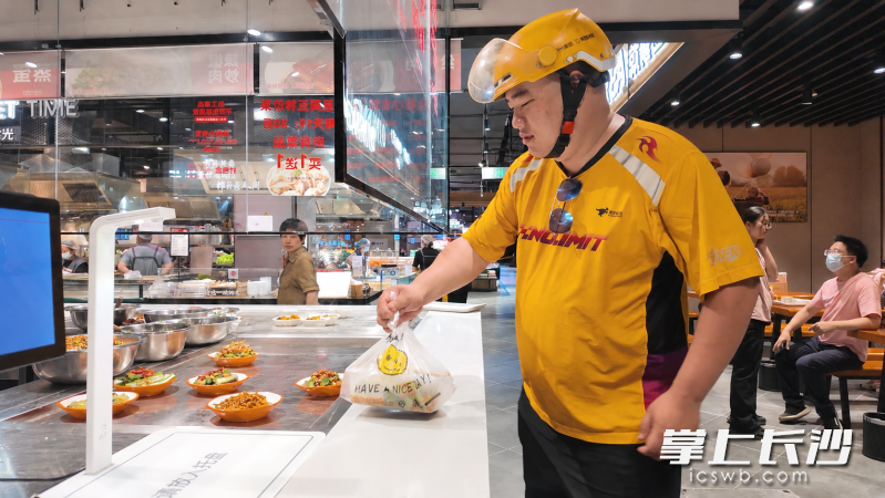 超市餐饮区，外卖员在取餐。图片均为长沙晚报全媒体记者 李金 摄