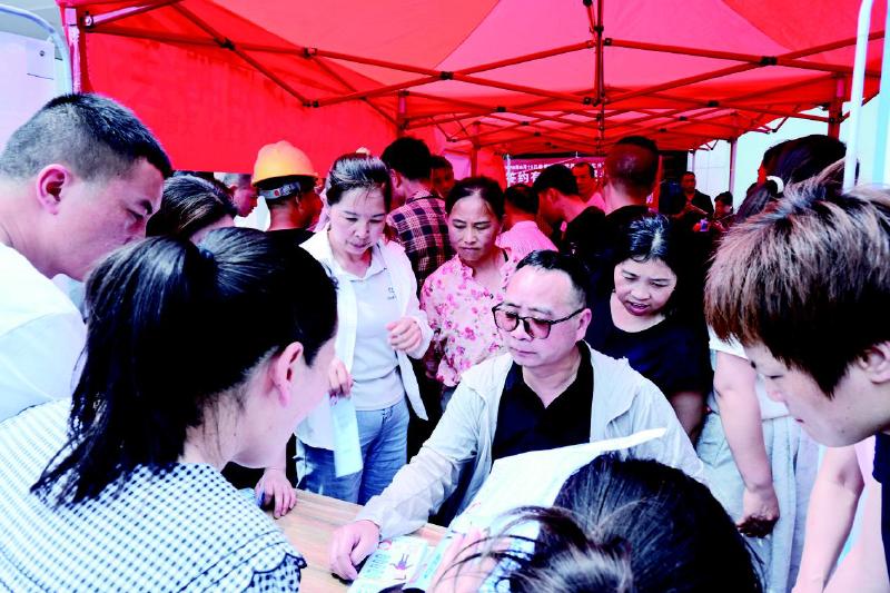 5月18日，蓝思科技大瑶镇专场招聘会现场人潮涌动，吸引了众多求职者前来了解岗位信息、登记求职意向。