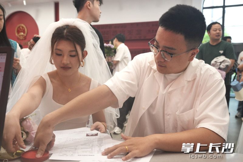 新人陈合（右）、彭湘艳（左）留下甜蜜的瞬间。均为长沙晚报全媒体记者 尹昊天 摄