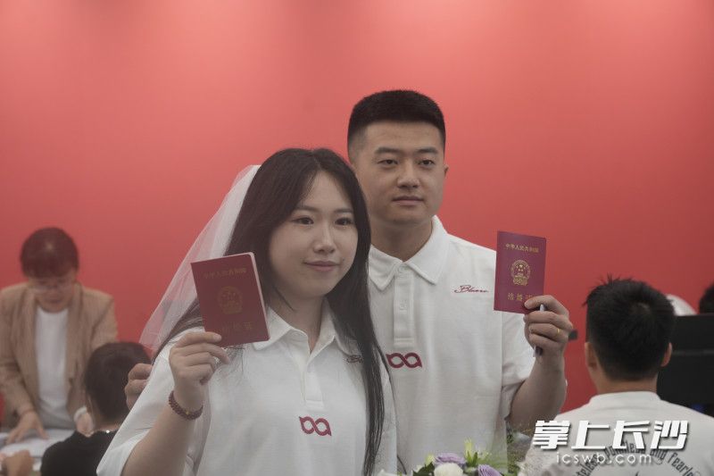 刚领到证的新人迫不及待分享喜悦。