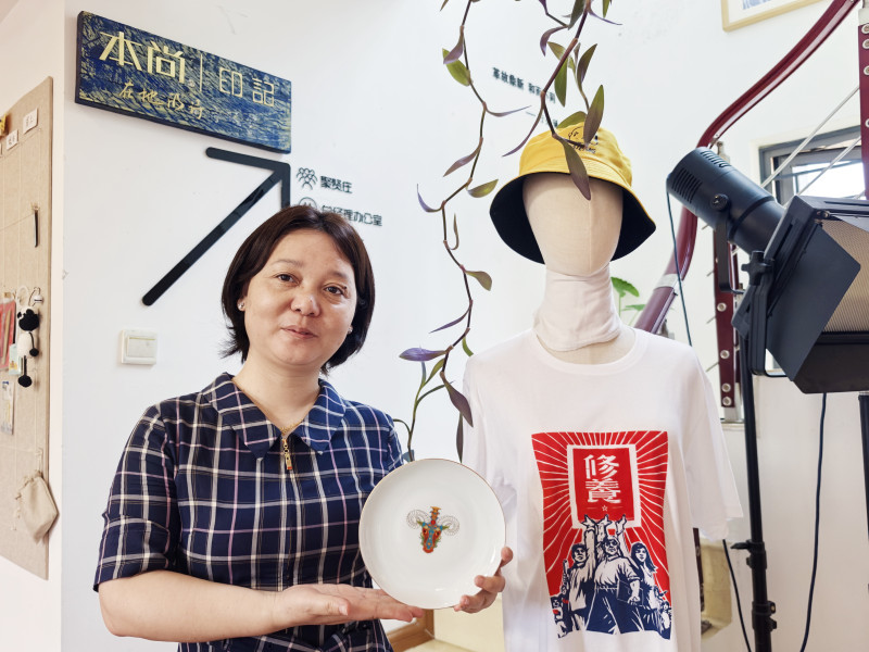 手捧着获奖文创产品——炭河里青铜博物馆“吉羊青瓷餐具套装”，本尚文创负责人刘阳满心欢喜。长沙晚报全媒体记者 张禹 摄